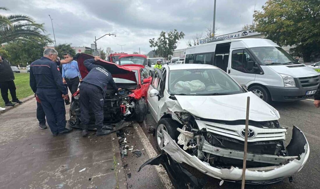 Samsun’da iki otomobilin kafa kafaya çarpıştığı kazada 1’i ağır 2