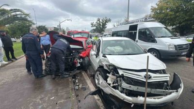 Samsun’da iki otomobilin kafa kafaya çarpıştığı kazada 1’i ağır 2