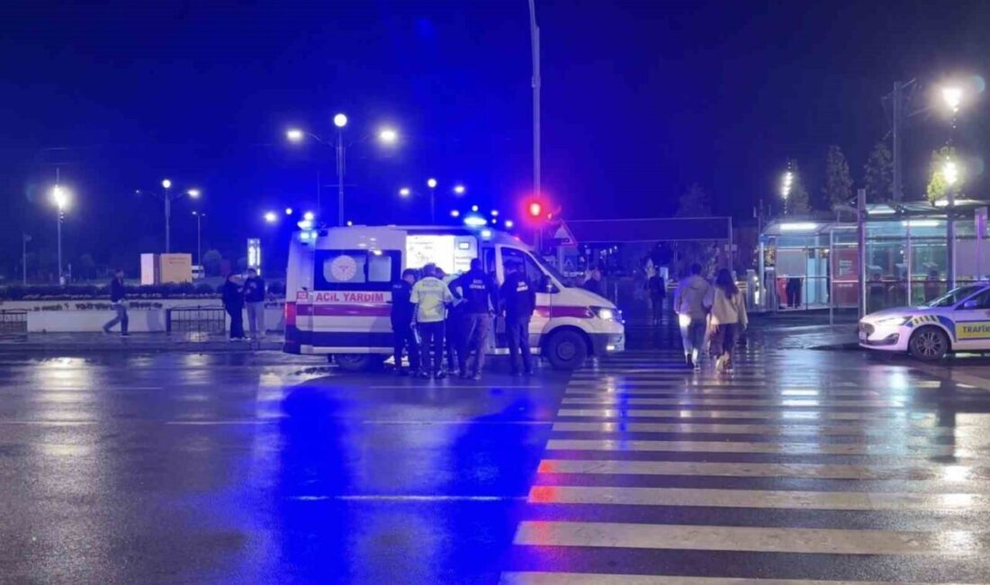 Samsun’da bir yaya, trafik ışıklarında karşıya geçmeye çalışırken bir SUV