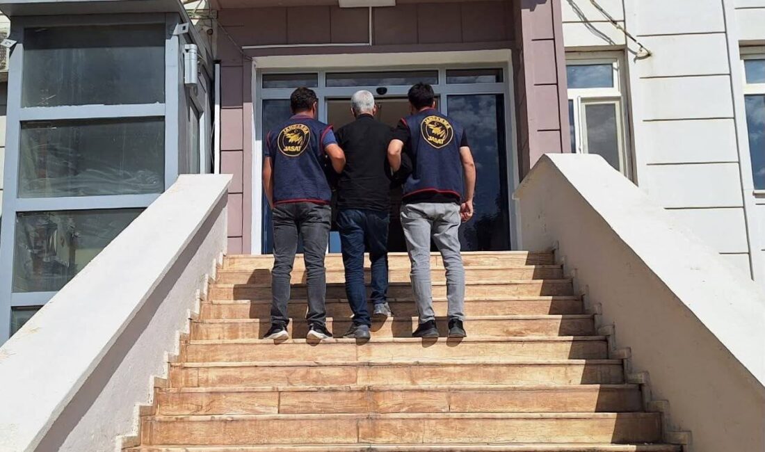 Suruç ilçesinde yapılan operasyonda, “silahla birden fazla kişiyle birlikte konutta