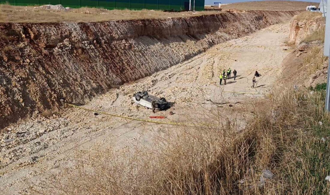Şanlıurfa’da meydana gelen trafik kazasında bir otomobil, 15 metre yükseklikten