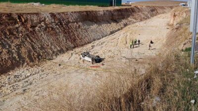 Şanlıurfa’da meydana gelen trafik kazasında bir otomobil, 15 metre yükseklikten