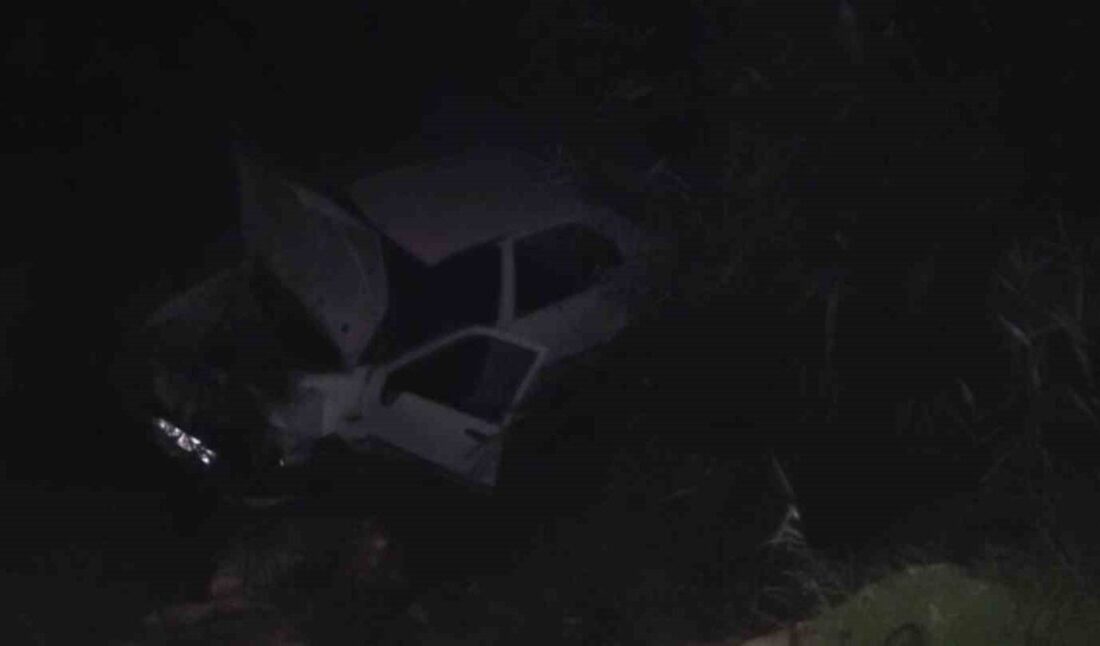 Şanlıurfa’da meydana gelen bir trafik kazasında, bir otomobilin tahliye kanalına