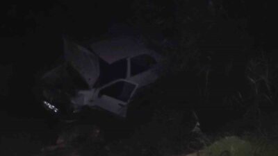 Şanlıurfa’da meydana gelen bir trafik kazasında, bir otomobilin tahliye kanalına