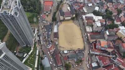Sarıyer Ayazağa’da yaşanan şiddetli yağış ve sel felaketi, bölgedeki evleri,