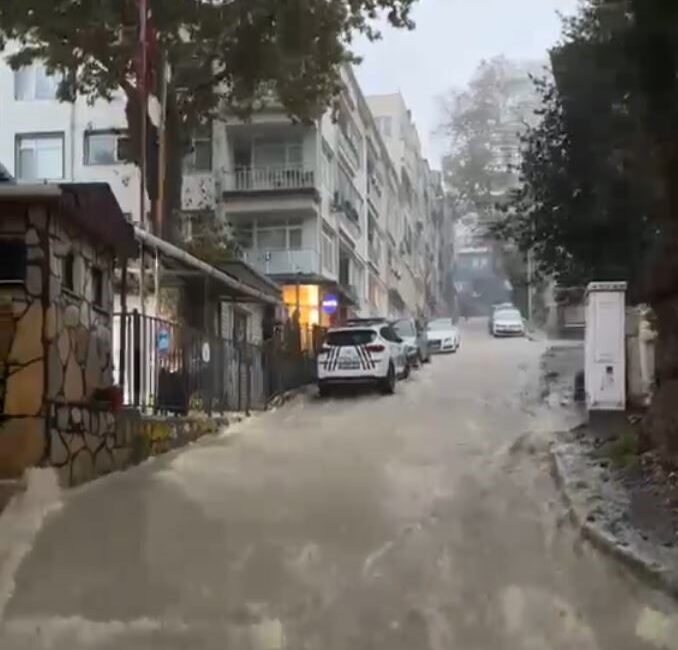 Sarıyer ilçesinde meydana gelen şiddetli yağışlar sonucunda yollar su altında