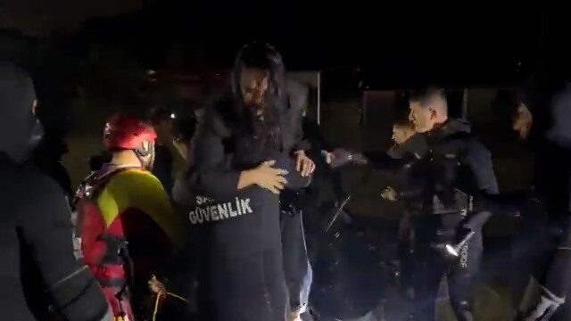 Sarıyer Ayazağa Mahallesi’nde yer alan bir stüdyoda mahsur kalan ünlü