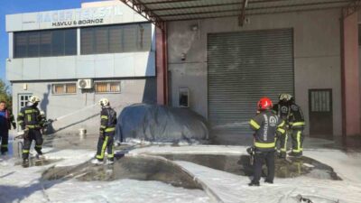 Denizli’nin Merkezefendi ilçesinde, şarjdayken alev alan bir elektrikli araç, itfaiye