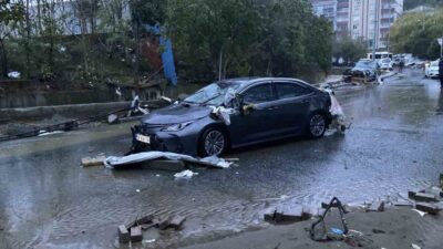 Sarıyer Ayazağa bölgesinde meydana gelen şiddetli yağışın etkileriyle cadde üzerindeki