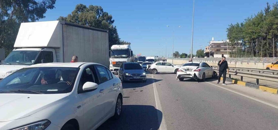 Serik ilçesinde meydana gelen zincirleme trafik kazasında 3 araç karıştı.