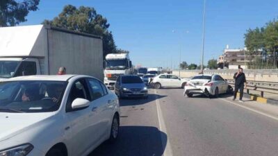 Serik ilçesinde meydana gelen zincirleme trafik kazasında 3 araç karıştı.