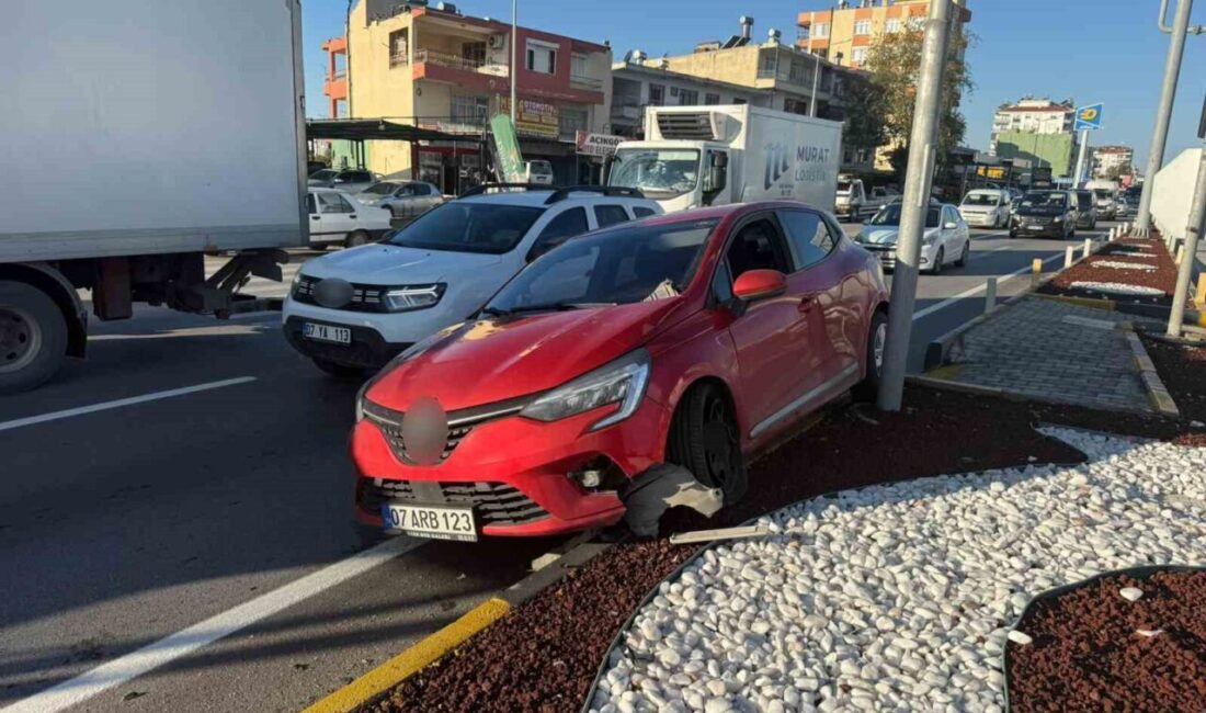Antalya’nın Serik ilçesinde iki otomobilin kavşakta çarpışması sonucu meydana gelen
