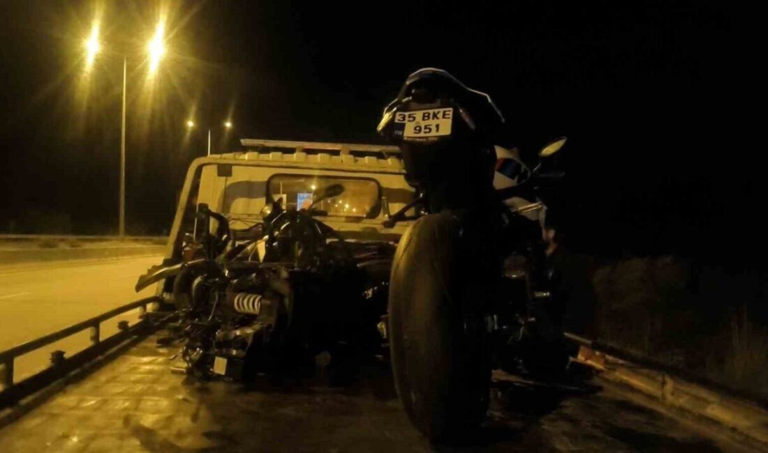 Antalya’nın Konyaaltı ilçesinde bir motosiklet, yan şeritte seyreden diğer bir