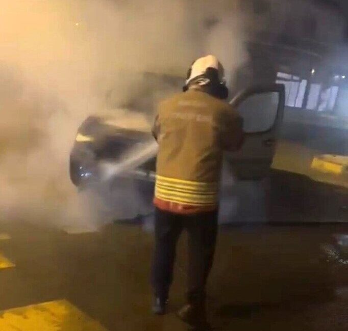 Hatay’da seyir halindeyken alev alan bir FİAT marka hafif ticari