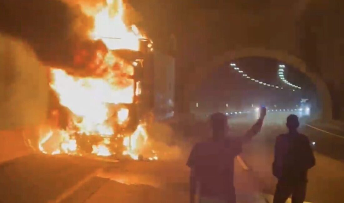 Osmaniye-Gaziantep otoyolunda seyir halinde olan bir kamyonda çıkan yangın, itfaiye