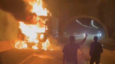 Osmaniye-Gaziantep otoyolunda seyir halinde olan bir kamyonda çıkan yangın, itfaiye