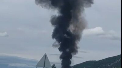 Denizli’de bir kamyonet seyir halindeyken aniden alev aldı. Sürücü yara