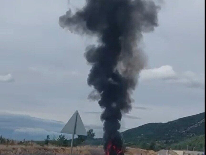 Denizli’de bir kamyonet seyir halindeyken aniden alev aldı. Sürücü yara
