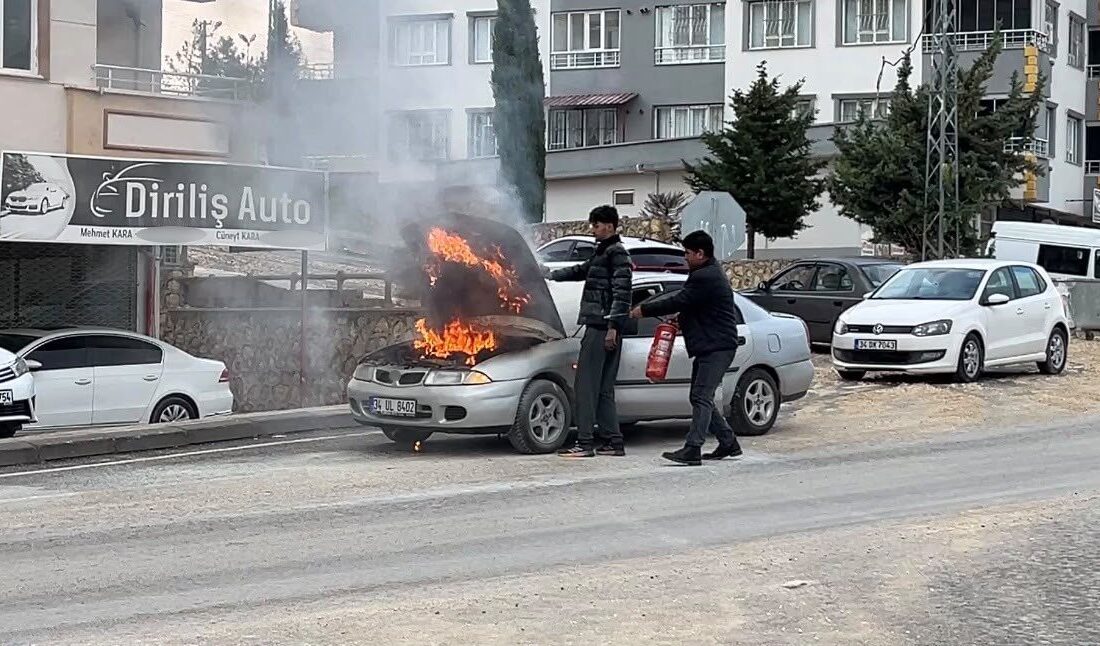 Adıyaman’ın Besni ilçesinde seyir halindeki bir otomobilde çıkan yangın paniğe