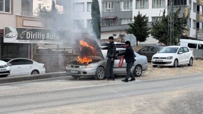 Adıyaman’ın Besni ilçesinde seyir halindeki bir otomobilde çıkan yangın paniğe
