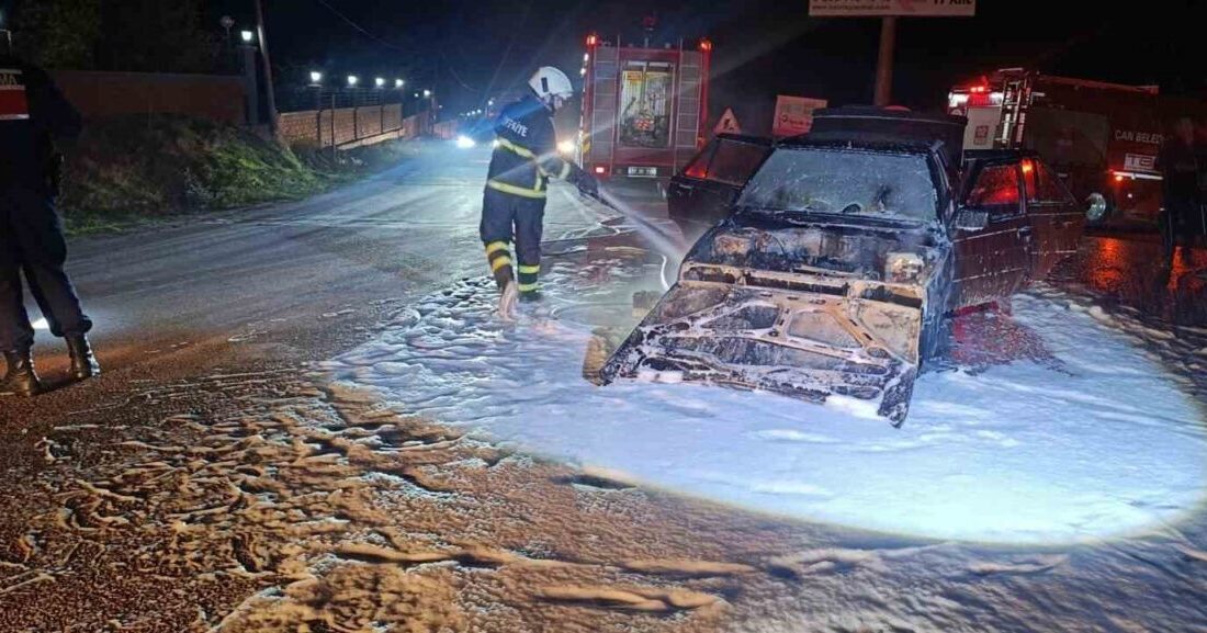 Çanakkale’nin Çan ilçesinde bir otomobil seyir halindeyken motor kısmından dumanlar