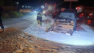 Çanakkale’nin Çan ilçesinde bir otomobil seyir halindeyken motor kısmından dumanlar