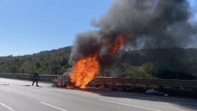 Samsun’un Kavak ilçesinde meydana gelen olayda seyir halindeki bir otomobil