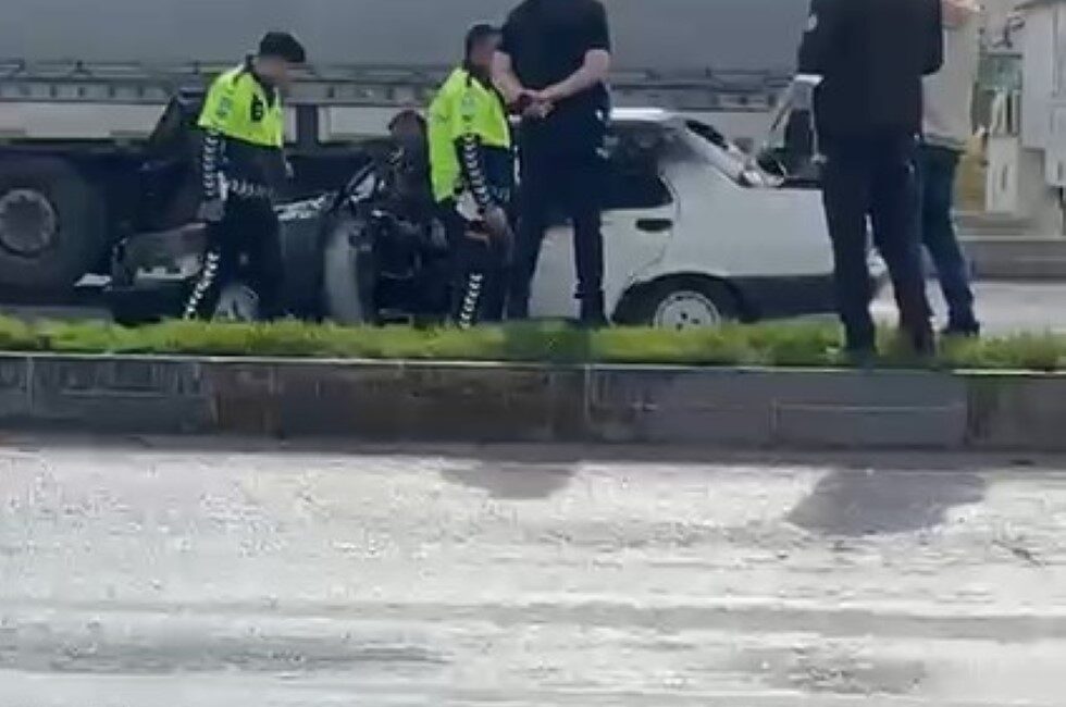 Konya’nın Karapınar ilçesinde seyir halindeki bir otomobilde çıkan yangın, korku