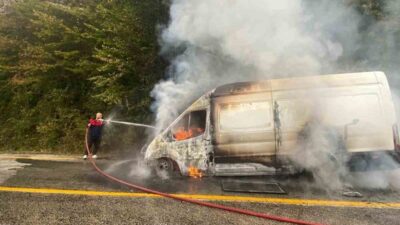 Kastamonu’nun Cide ilçesinde seyir halindeyken bir panelvan aracında çıkan yangın,