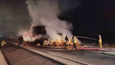 Çanakkale’nin Ayvacık ilçesinde bir saman yüklü tırın seyir halindeyken alev
