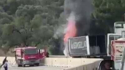 Hatay’da seyir halindeyken motor bölümü yanmaya başlayan tırda yükselen alevler,
