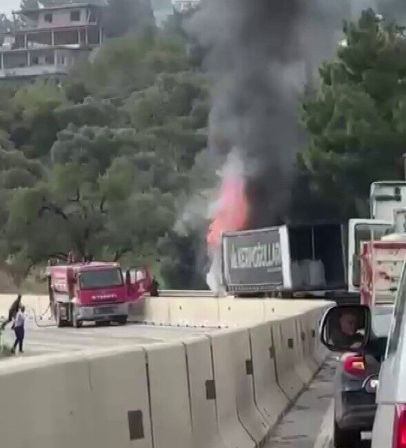 Hatay’da seyir halindeyken motor bölümü yanmaya başlayan tırda yükselen alevler,