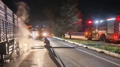 Denizli’de seyir halinde olan bir tırın aniden alev alması çevrede