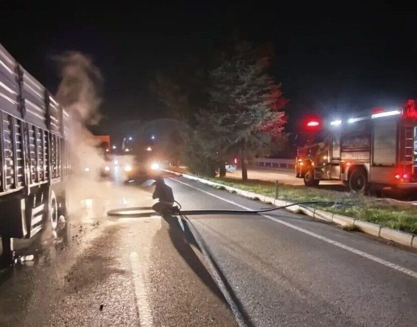 Denizli’de seyir halinde olan bir tırın aniden alev alması çevrede