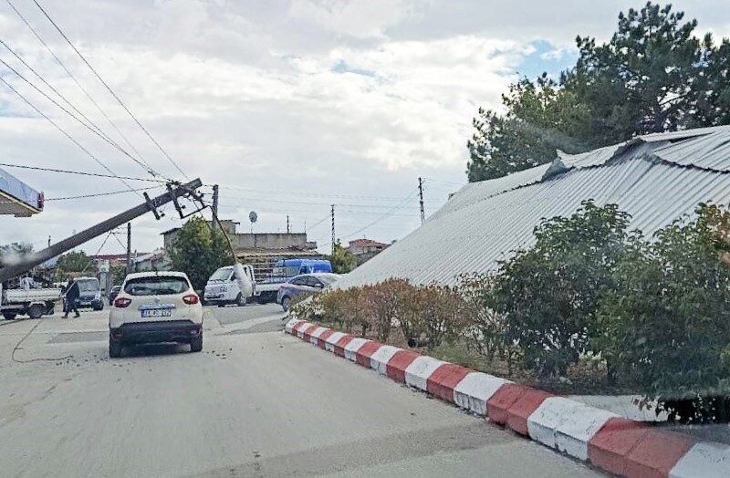 Havsa ilçesindeki Edirne’de meydana gelen şiddetli rüzgâr, bir sanayi sitesindeki
