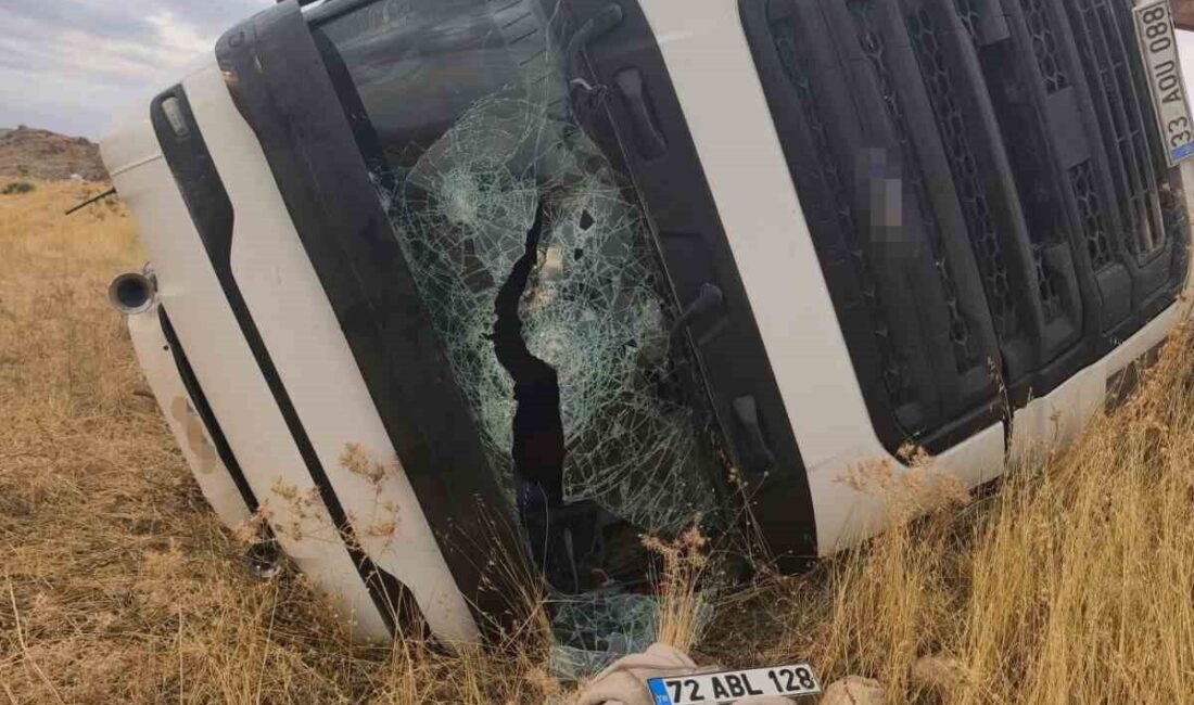 Siirt’in Kurtalan ilçesinde meydana gelen bir kazada kamyon devrildi ve