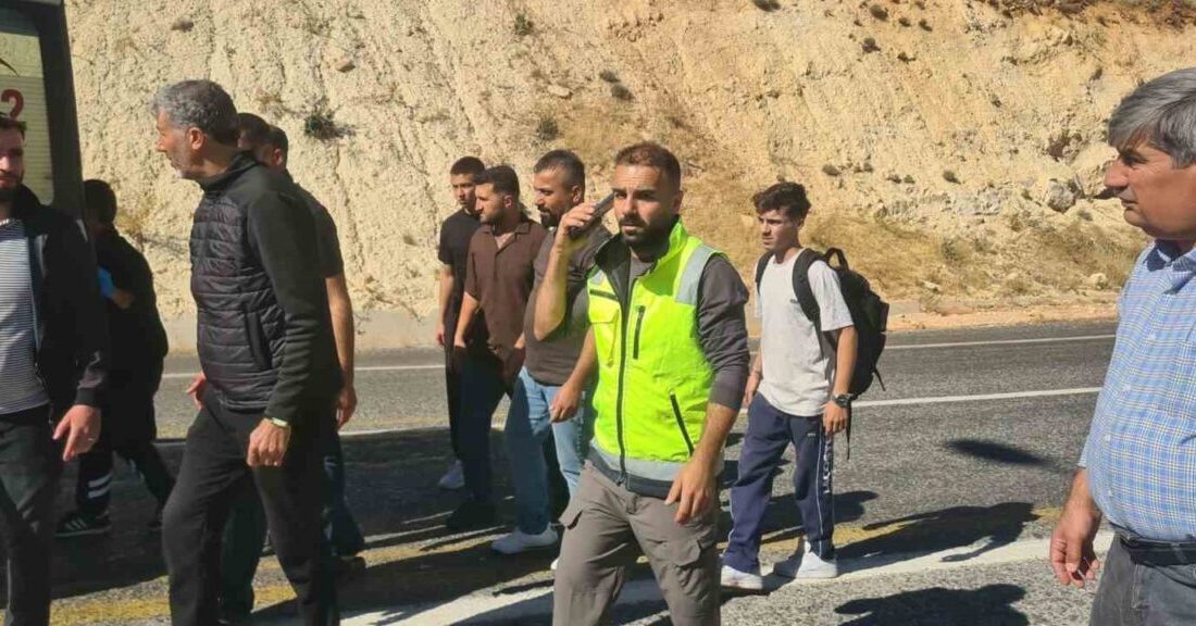 Siirt-Eruh kara yolunda meydana gelen trafik kazasında ponza madeni taşıyan