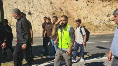 Siirt-Eruh kara yolunda meydana gelen trafik kazasında ponza madeni taşıyan