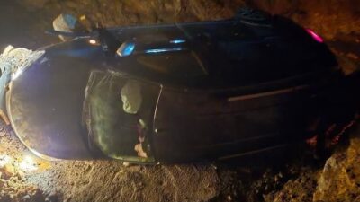 Siirt’te yaşanan trafik kazasında bir hafif ticari araç takla atarak