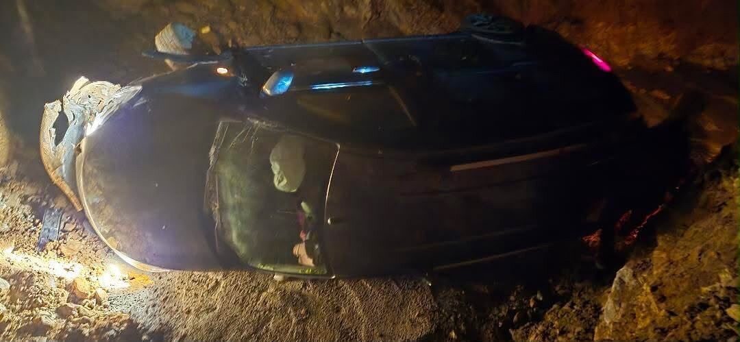 Siirt’te yaşanan trafik kazasında bir hafif ticari araç takla atarak