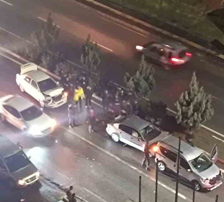 Siirt’te yağmur nedeniyle kayganlaşan yolda meydana gelen zincirleme trafik kazasında