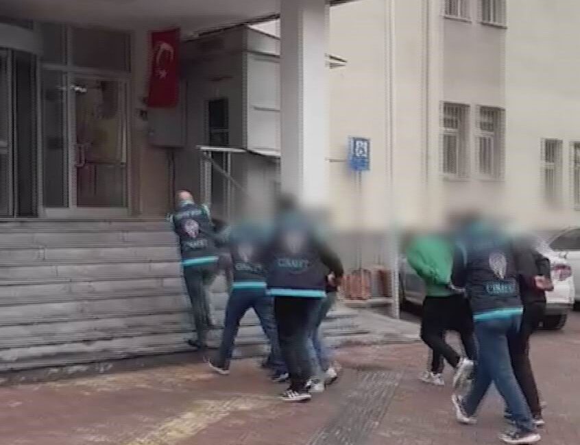 Kayseri’de polis ekipleri tarafından yapılan çalışmalarda silahlı kavgaya karışan 3