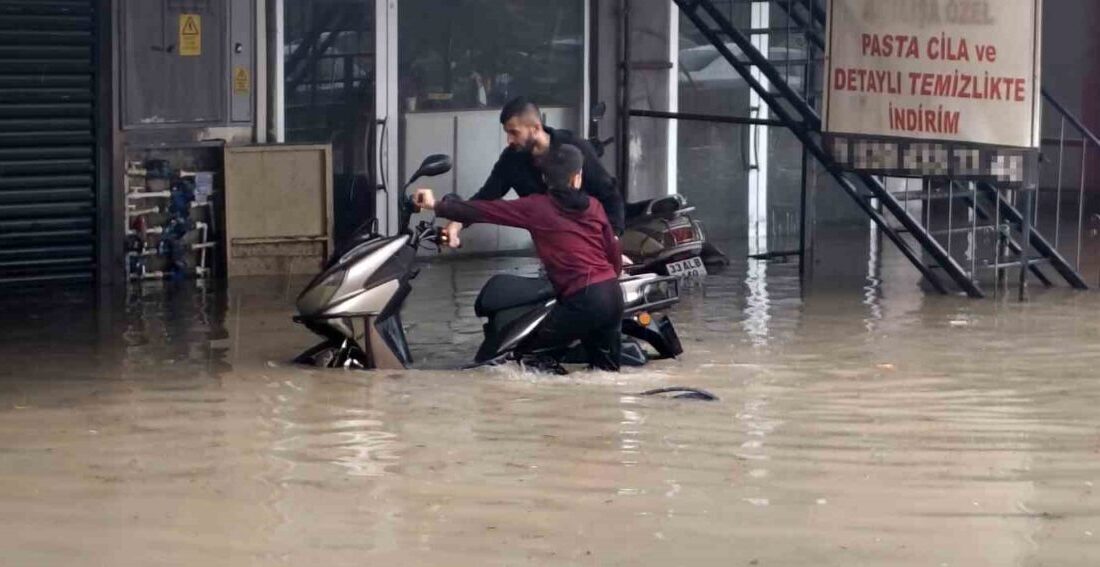 Silifke ilçesinde sabah saatlerinde meydana gelen şiddetli yağışlar sele sebep