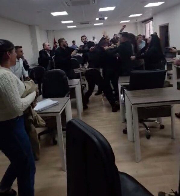 Silopi ilçesine bağlı Şırnak Belediyesi’nin aylık meclis toplantısı sırasında çıkan