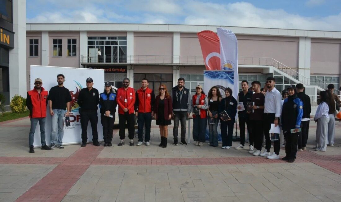 Sinop İl Emniyet Müdürlüğü personeli, üniversite öğrencilerini bilgilendirmek amacıyla gerçekleştirilen
