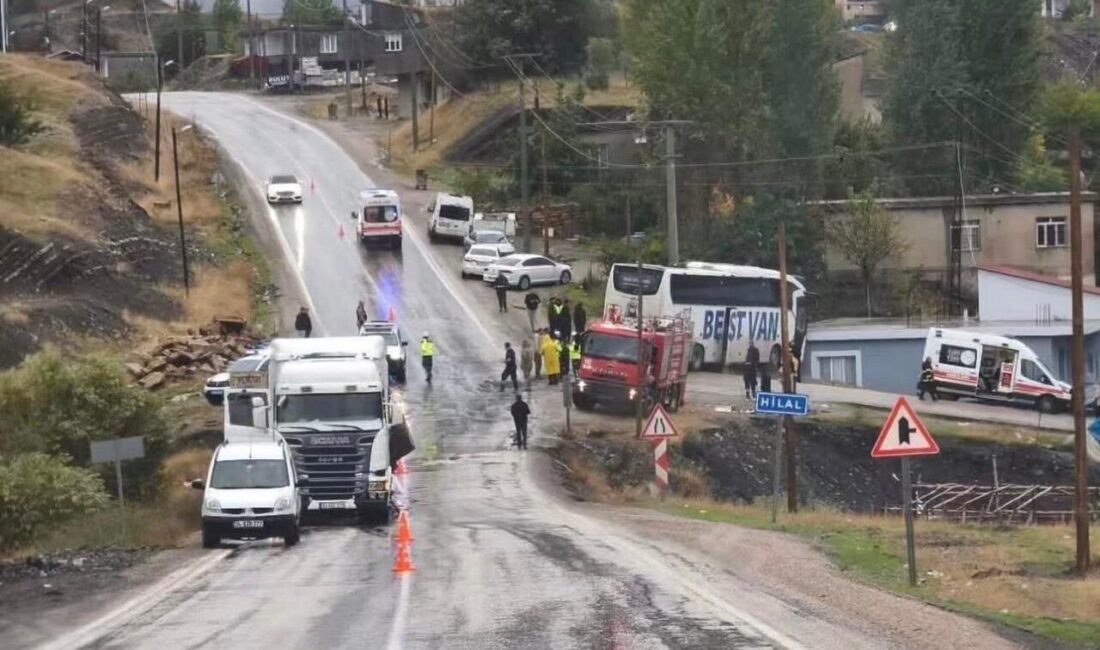 Şırnak’ın Uludere ilçesi Hilal beldesi girişinde yolcu otobüsü ile tırın