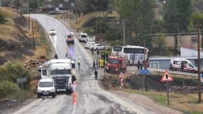 Şırnak’ın Uludere ilçesi Hilal beldesi girişinde yolcu otobüsü ile tırın