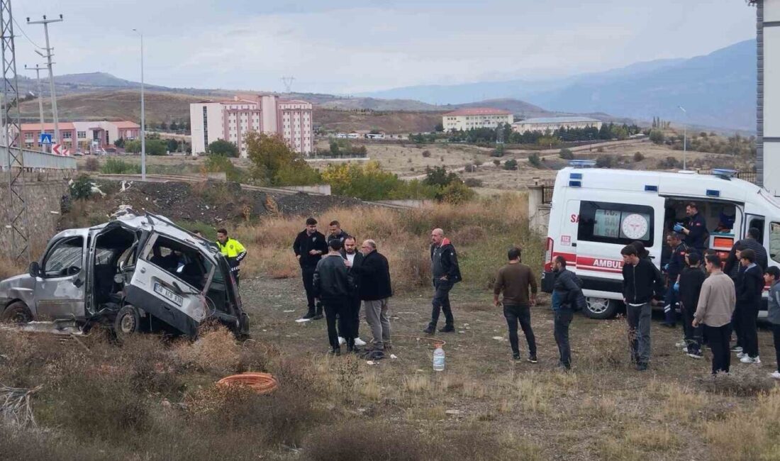 Sivas’ın Suşehri ilçesinde meydana gelen trafik kazasında, bariyerleri aşarak şarampole