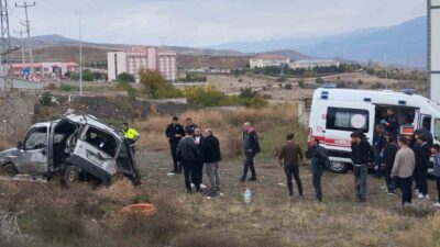 Sivas’ın Suşehri ilçesinde meydana gelen trafik kazasında, bariyerleri aşarak şarampole