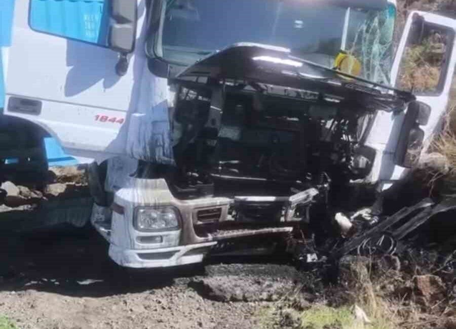 Siverek ilçesinde meydana gelen trafik kazasında, bir tır şarampole yuvarlandı